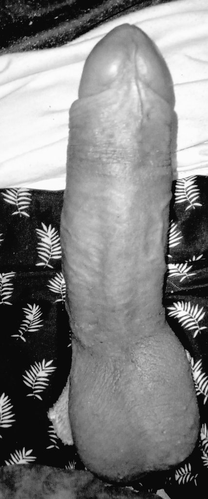 El dia no puede ser mas gris,que ganas de estar sentado en un sillón fumando un porrito mientras me chupan la pija un largo rato 🍆💦