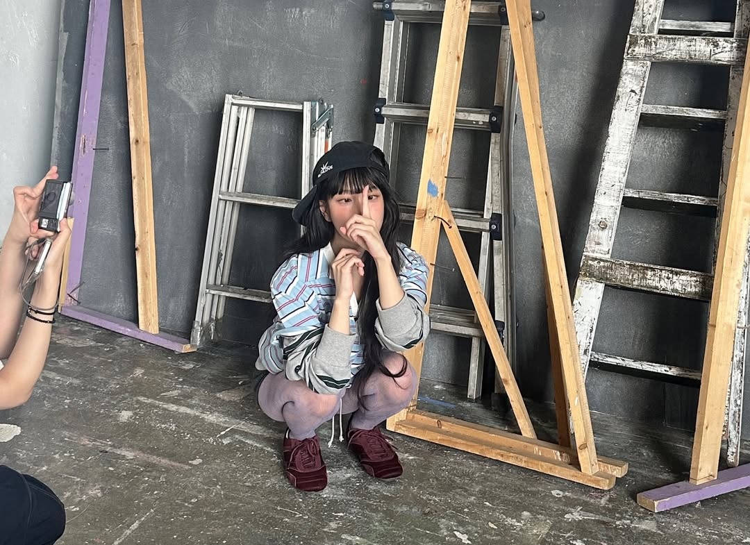 seolyeon's tweet image. 제가 지금 뭘 하고 있는지 맞춰보세요?