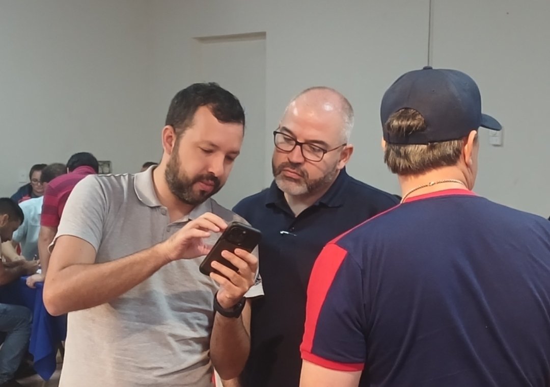 LLAMATÓN

Llegaron los candidatos, Ing. <a href="/EDUARDOVIEDMA/">Eduardo M. Viedma Paoli🇵🇾♻️🇺🇦</a> y el Dr. <a href="/enriquebernipy/">Enrique Berni</a> al local donde se lleva a cabo la actividad.

#HayFutbolpy