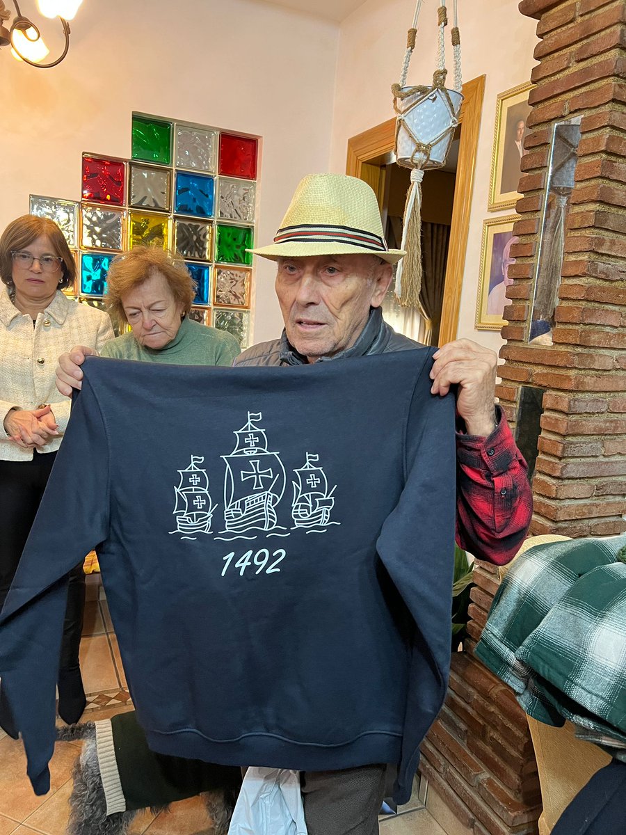Javi_de_Nuln's tweet photo. Mi Padre, Cristóbal, con su Sudadera 1492 de #FreedomCollection de @viOnemedia

https://t.co/2VXM5YjUqv

#ReyesMagos https://t.co/A8wHZogjQx