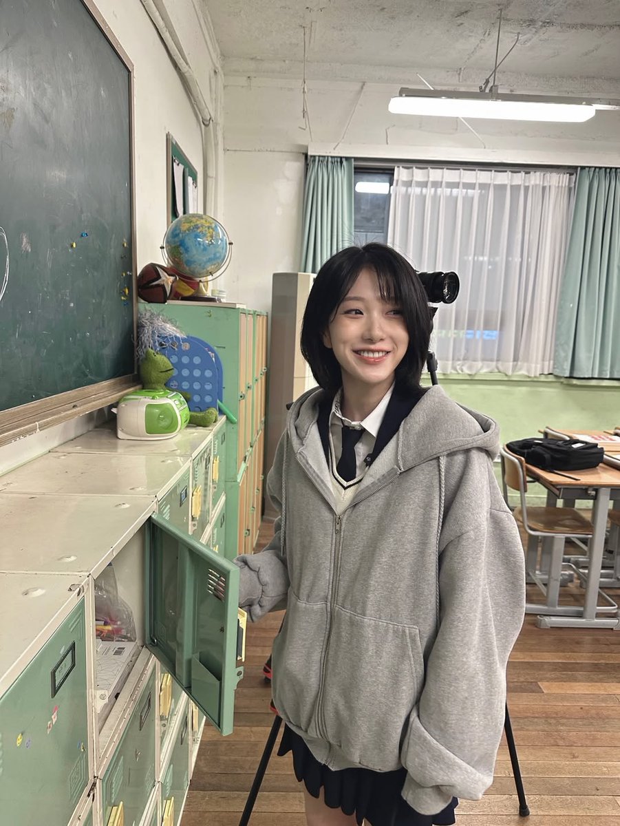 seolyeon's tweet image. 제가 아직 학교에 다닐 자격이 있다고 말해주세요.