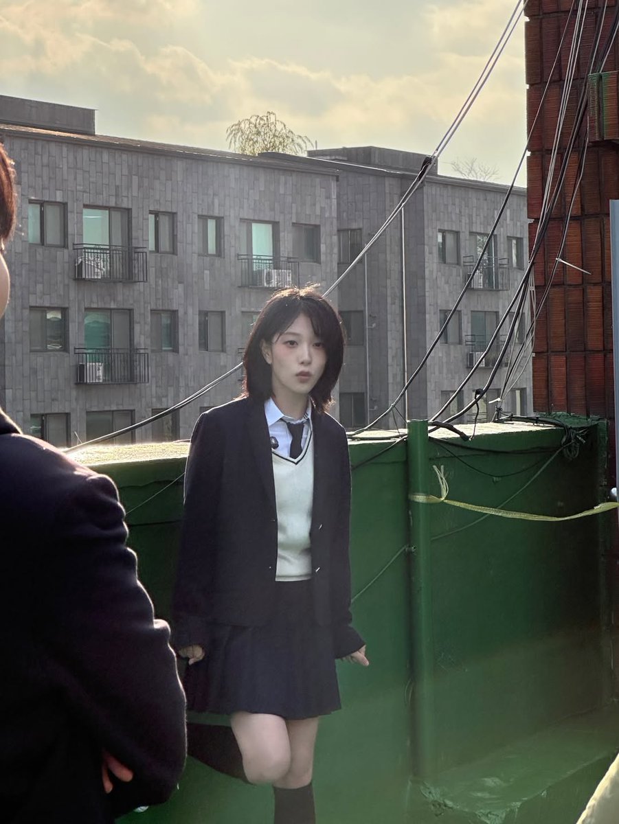 seolyeon's tweet image. 제가 아직 학교에 다닐 자격이 있다고 말해주세요.