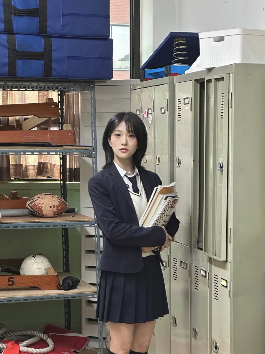 seolyeon's tweet image. 제가 아직 학교에 다닐 자격이 있다고 말해주세요.