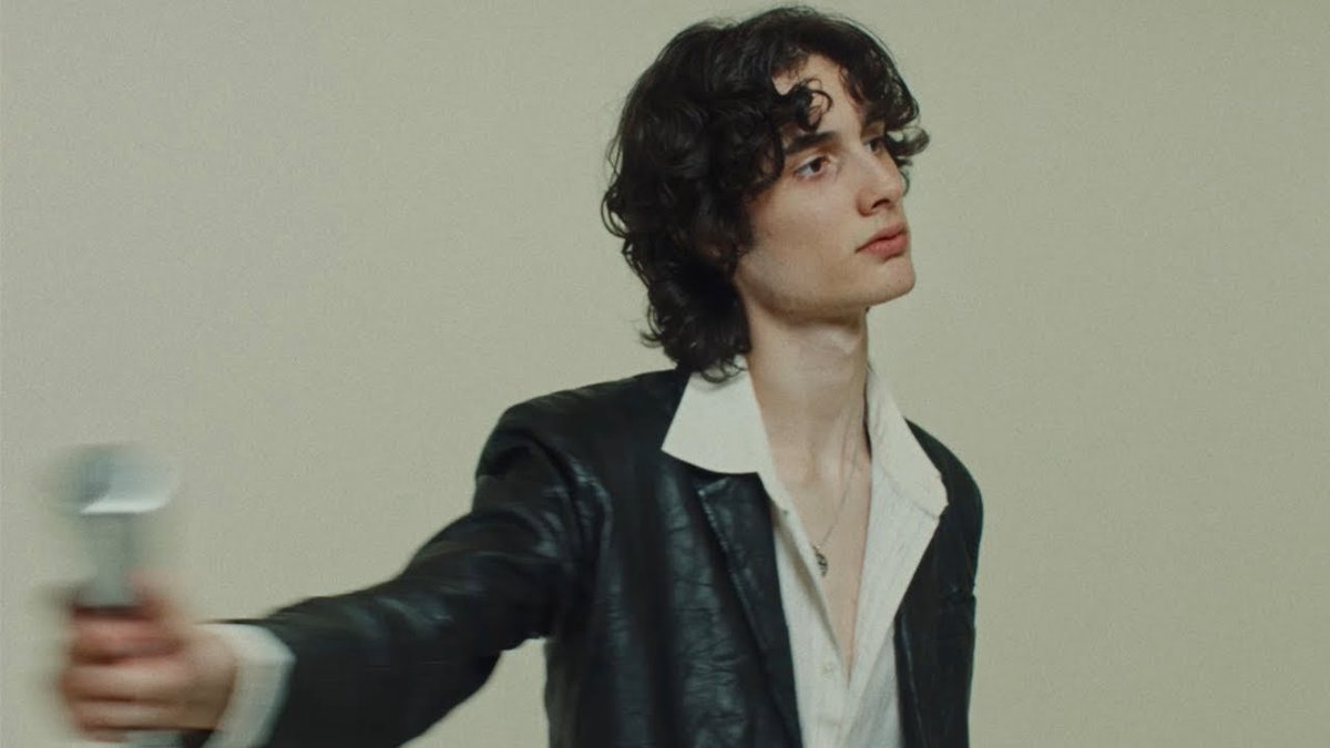 taylorswiftbr's tweet image. Taylor Swift esteve em um jantar ontem, em Los Angeles, ao lado do cantor Sombr e as irmãs Haim! ❤️

Não temos fotos de Taylor na ocasião, apenas dos pães que ela entregou para seus amigos. 😂