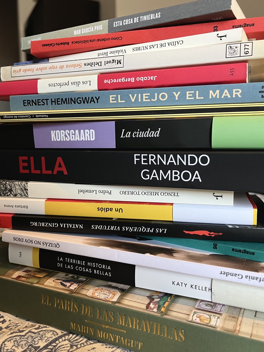 _lauraespi_'s tweet image. Hoy es día de colocar libros en las estanterías, algo que implicará cambiar bloques de subgéneros de un estante a otro y desquiciarme un rato. Os enseñaré el resultado 🤝🏻
