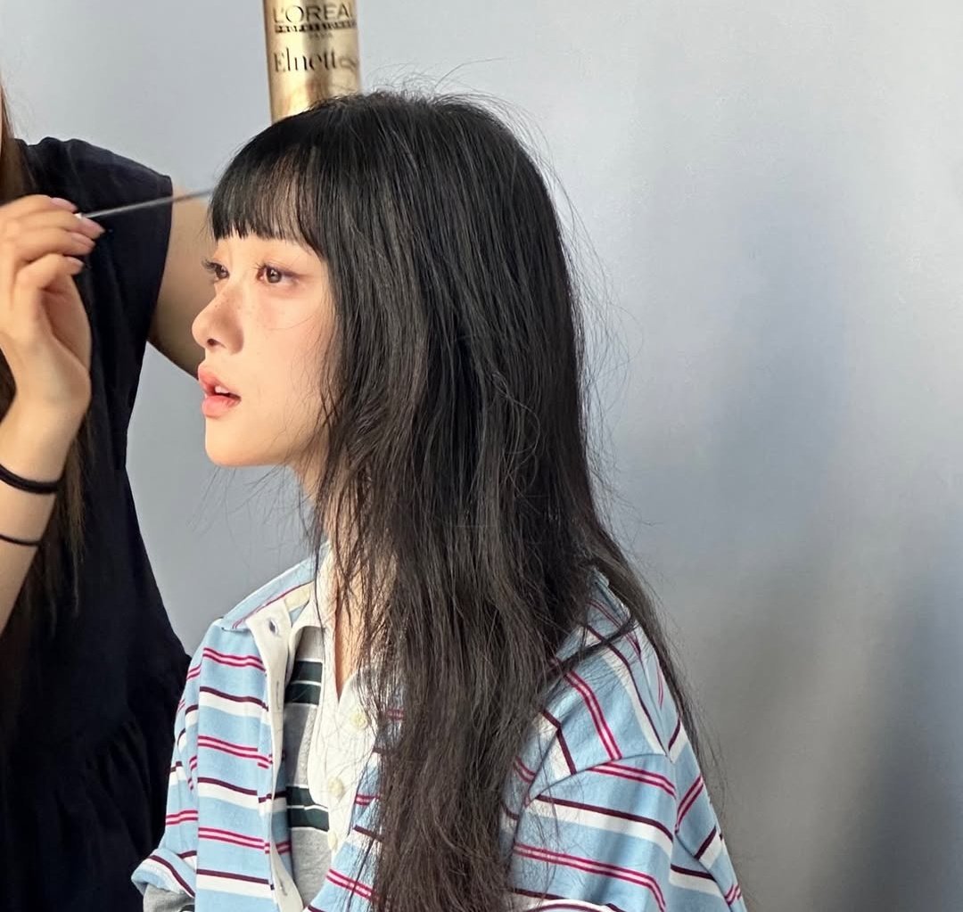 seolyeon's tweet image. 제가 지금 뭘 하고 있는지 맞춰보세요?