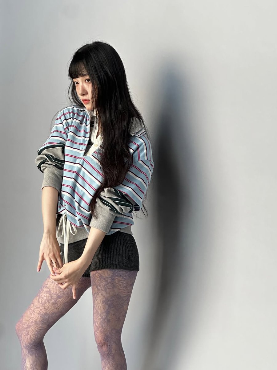 seolyeon's tweet image. 제가 지금 뭘 하고 있는지 맞춰보세요?