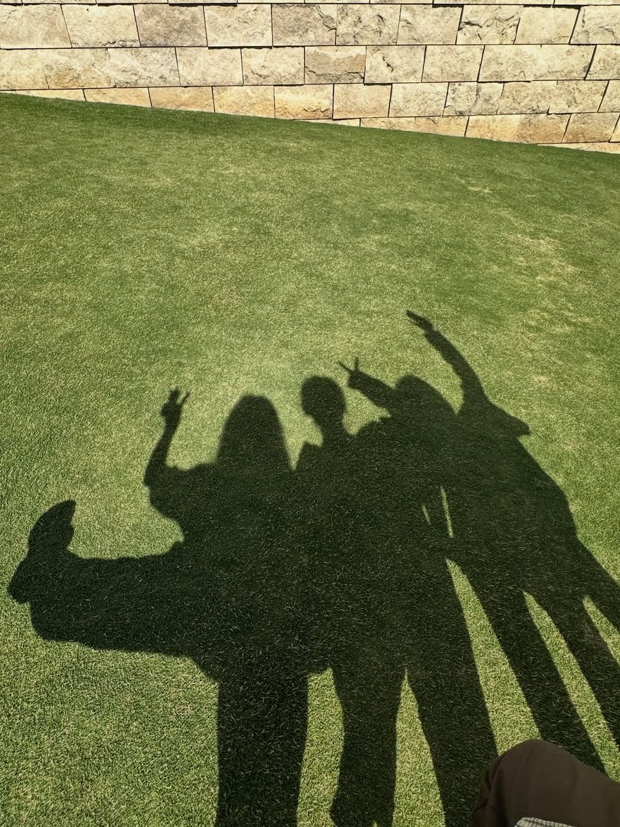 seolyeon's tweet image. 자, 풀 좀 만져 보세요.