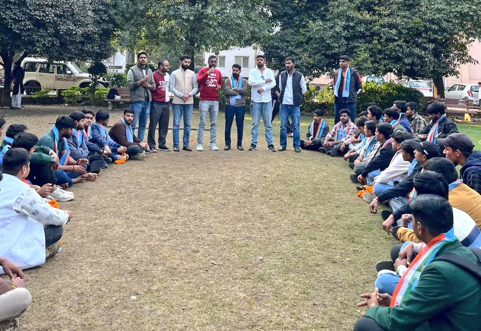 Ravi_NSUI_Mp's tweet photo. आज LNCT विश्वविद्यालय कोलार में भोपाल NSUI अध्यक्ष अक्षय तोमर जी के नेतृत्व सैकड़ों छात्रों @nsui की सदस्यता ग्रहण की । 

इस दौरान प्रदेश महासचिव सैयद अल्तमस जी जिला उपाध्यक्ष लक्की चौबे जी गुलाम हैदर जी योगेश सोनी जी राजवीर जी रितिक शर्मा जी उपस्थित रहें ।।

@INCMP @NSUIMP https://t.co/D8j9pW6WBS