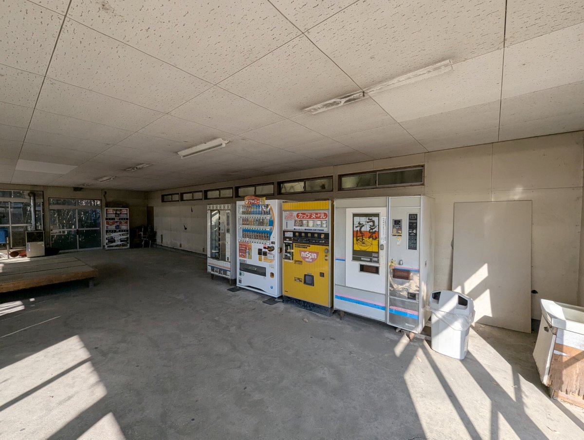 コインスナック ジョイフル24。此の販売機のうどん・そばは館林松本食品の製品だからおいしいのです(故障中) POKKA EXCELLENT  MACHINE略してPOEMなど中々迫力がある。詳しい写真レポート https://t.co/YEGeUebkfi を上げてる人がいる。