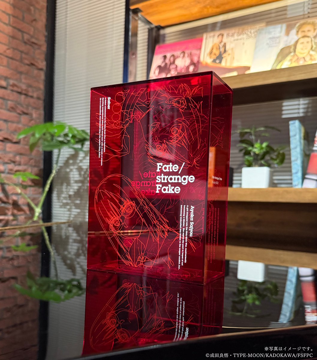 ◤Fate/strange Fake Blu-ray Disc Box 予約受付中◢

📅2026年5月27日(水)発売

“strange”アクリル三方背BOXのデザインを公開！

A-1 Pictures/森井しづき描き下ろしジャケット、
成田良悟書き下ろし小説など豪華特典が付属！

▼詳細
fate-strange-fake.com/bluray/

#strangefake #ストレンジフェイク