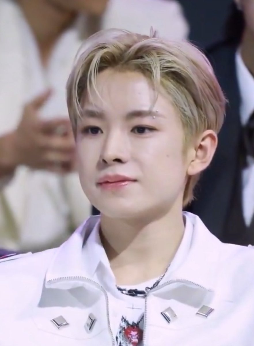 the eyebrow piercing fuck me bruh