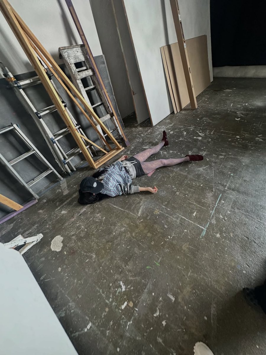 seolyeon's tweet image. 말도 안 돼, 나도 알아.