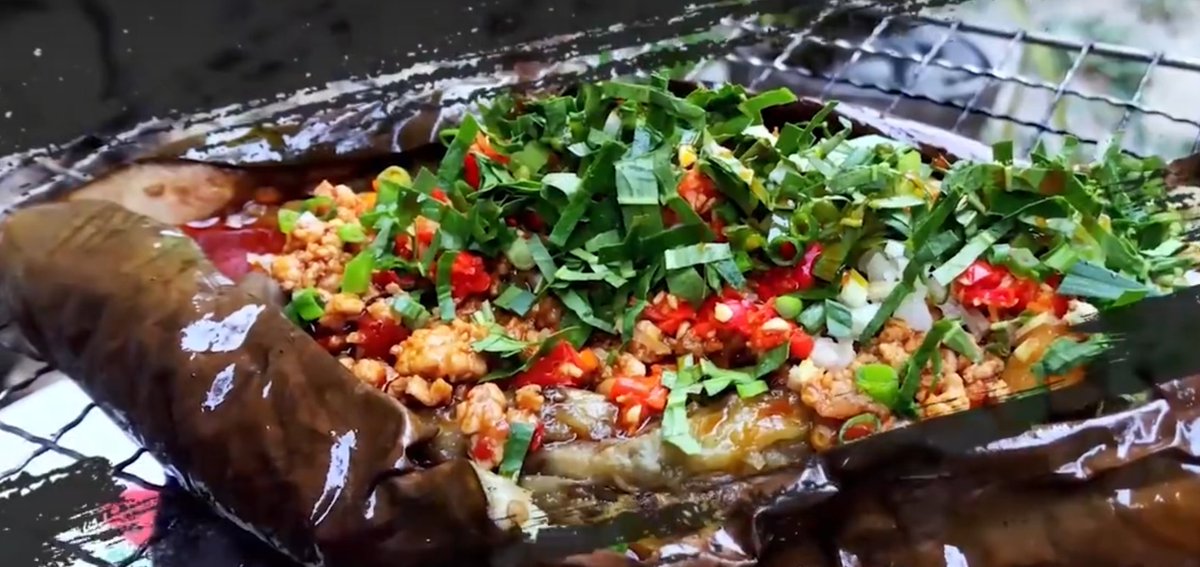 群友点餐，琥珀特供烤茄子，爱来自discord服务器。
*烧烤后的茄子填充肉酱和辣酱，有小米辣、葱蒜和香菜作为点缀，口味偏辣，但结合烤茄子的鲜甜会变得很爽口，当然没烤熟是有毒的（茄碱）🦊