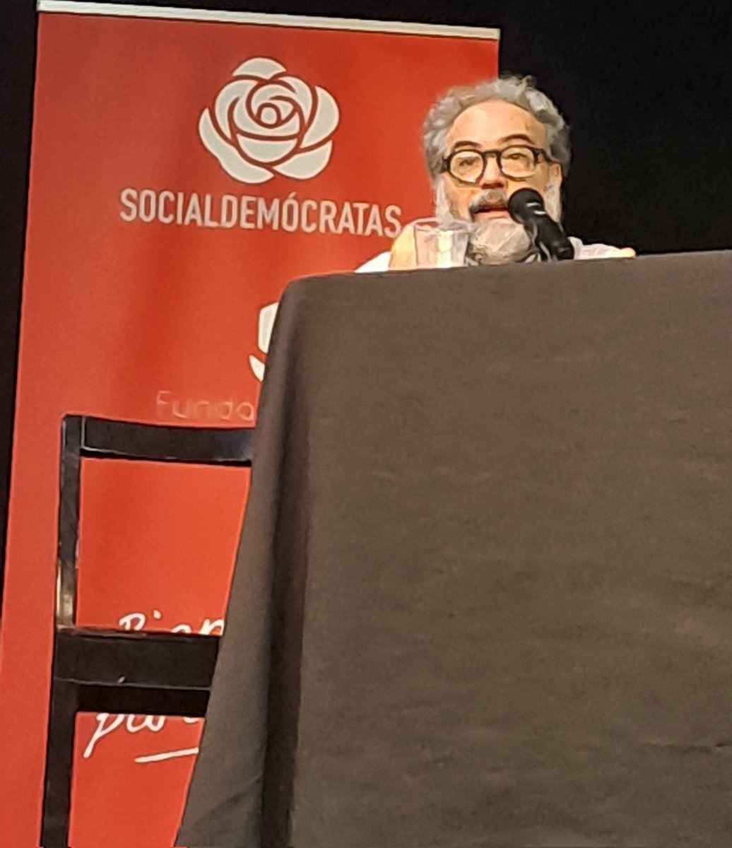 Un placer escuchar un análisis de la actualidad política  ta cartera.
Gracias <a href="/rafaelgumucioa/">rafael gumucio</a> 
Aquí en el encuentro #Socialdemócrata