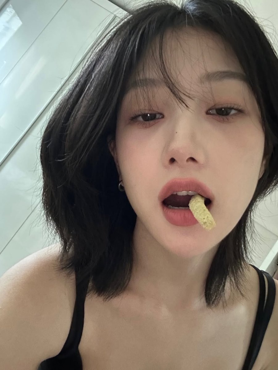 seolyeon's tweet image. 내가 지금 실제로 뭘 하고 있는 거지?