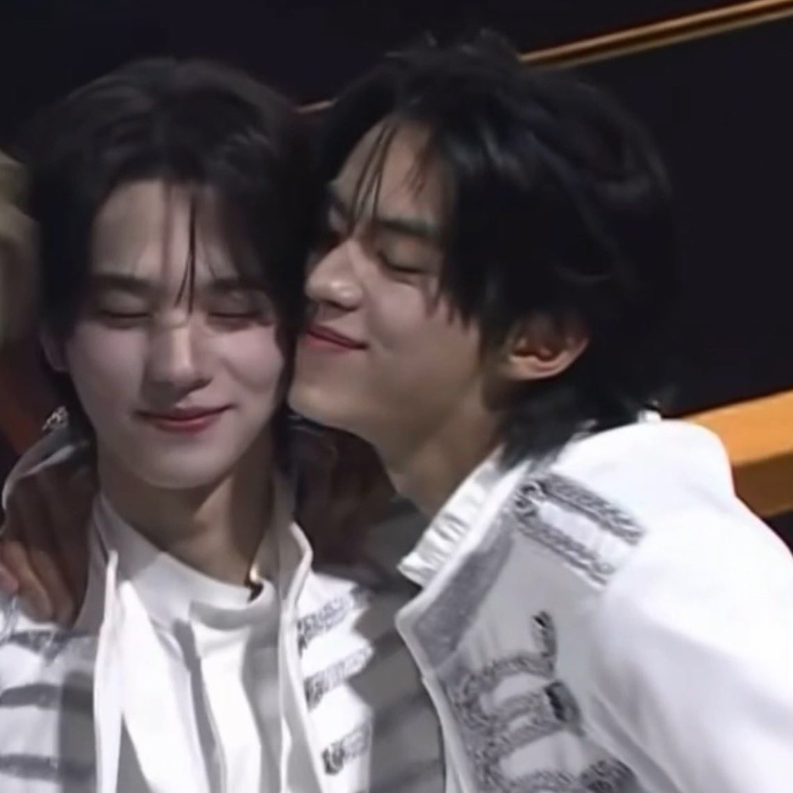 meensm1's tweet image. แอบเขินสิ่งนี้ท่าเดิมคนเดิม มีใครยึดมั่นเท่าโดฮุนอีกปะ ถ้าแก้มนุ่มน้องชินยูไม่ใช่ของหมอนี่จะเป็นใครได้อีก หมาเด็กมานจองมาตลอดสามปี ᴗ͈ ̫ ᴗ͈