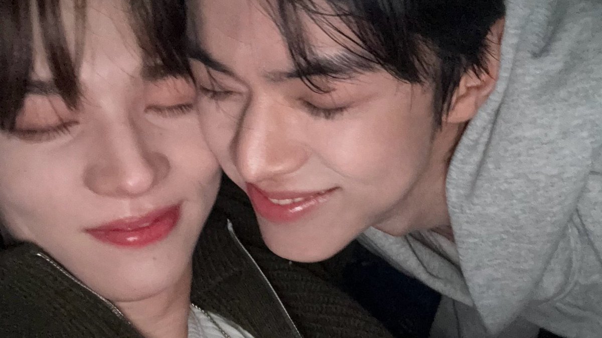 meensm1's tweet image. แอบเขินสิ่งนี้ท่าเดิมคนเดิม มีใครยึดมั่นเท่าโดฮุนอีกปะ ถ้าแก้มนุ่มน้องชินยูไม่ใช่ของหมอนี่จะเป็นใครได้อีก หมาเด็กมานจองมาตลอดสามปี ᴗ͈ ̫ ᴗ͈