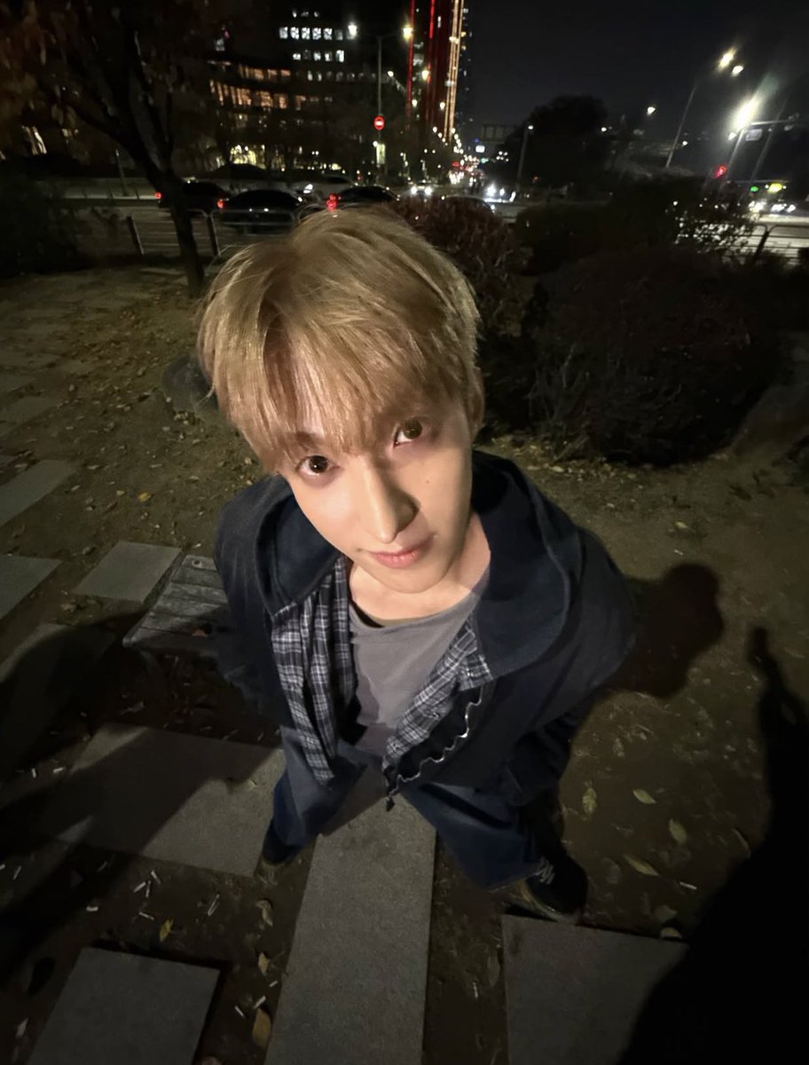 seokingdk's tweet image. "you got games on your phone?"