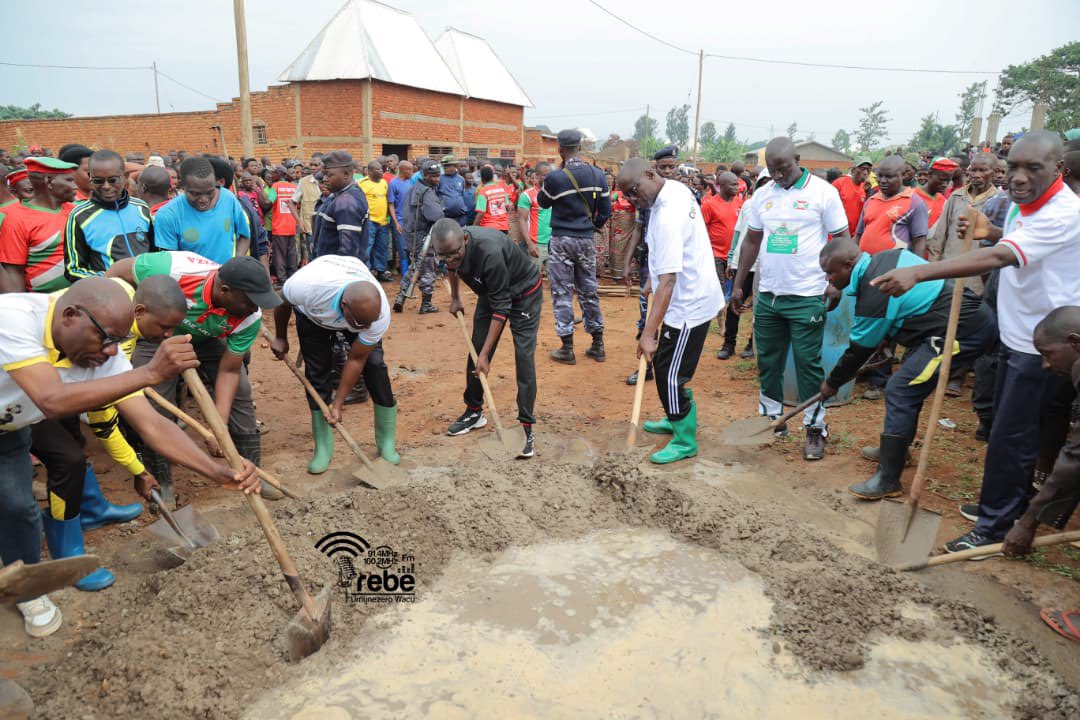🔷 Sampeke invitée à faire du développement une priorité

Un message axé sur l’action et la responsabilité

Les habitants de la colline Sampeke, zone Bigina, commune Makamba, dans la province de Burunga, ont été appelés à réduire les bavardages et à s’engager résolument dans des