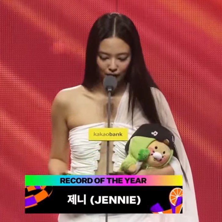 divinakomodie's tweet photo. first soloist in history to win record of the year at MMA and first soloist in history to win artist of the year at GDA oh jennie history maker jane! https://t.co/gTmuf5YXMn
