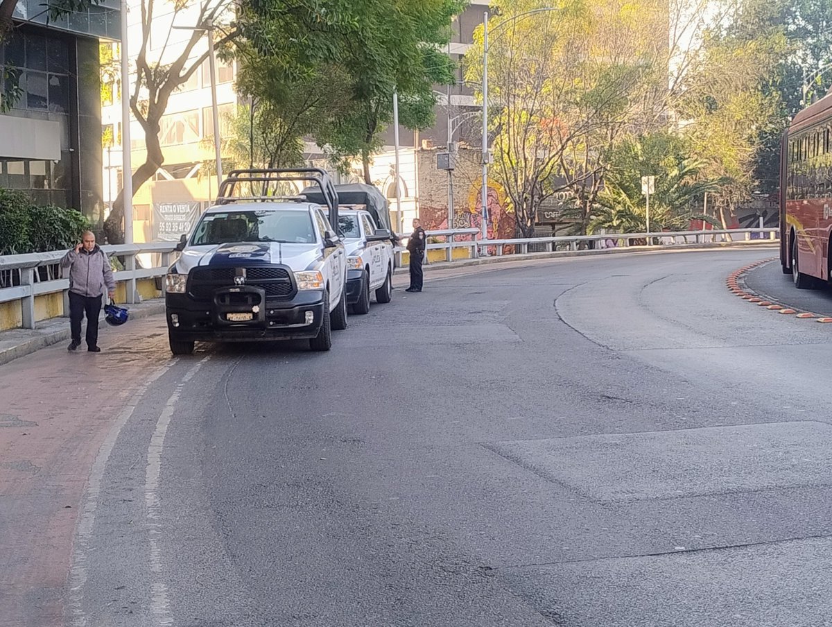 dando_el_roll's tweet photo. @SSC_CDMX los retenes que hacen  casi a diario en la glorieta de insurgentes dirección Norte, están permitidos por personal de los policías auxiliares. En este momento tienen 3 motos arriba de una patrulla. https://t.co/RpSc94msD8