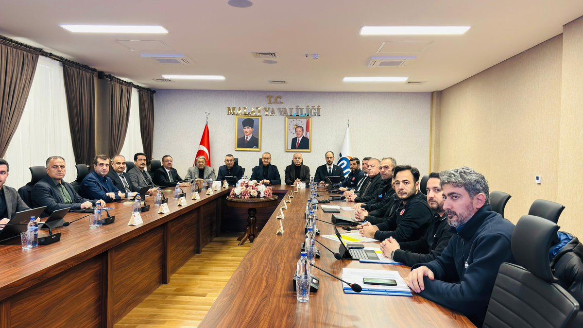 Malatya Valimiz Seddar Yavuz’un ev sahipliğinde; Çevre, Şehircilik ve İklim Değişikliği Bakanlığı Kentsel Dönüşüm Başkanı Hakkı Alp, Kentsel Dönüşüm Genel Müdürümüz Bedri Sinan Gül, MHP Malatya Milletvekilimiz Mehmet Fendoğlu ve Büyükşehir Belediye Başkanımız  Sami Er’in