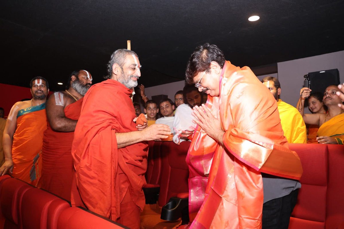 MadhuriDaksha's tweet photo. Shri Chinna Jeeyar Swamy, along with his 400 disciples, watched #Akhanda2.
Swamy Ji felicitated director #BoyapatiSreenu and appreciated the entire team for showing our Sanathana Dharma in greatest manner.
Now streaming on #Netflix.
#Akhanda2Thaandavam
#BlockBusterAkhanda2 https://t.co/KX2Coga813