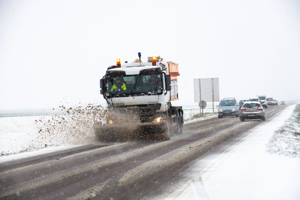 CDEssonne's tweet image. ❄️ Episode neigeux de la semaine : on fait le bilan !

Nos équipes ont été mobilisés 24h sur 24 pour assurer la sécurité de tous les usagers

🚘 1500 km de routes traitées
🦺 90 agents 
🚚 43 patrouilles 
🧂 1600 tonnes de sel répandues
🕐 1260 h de travail cumulées