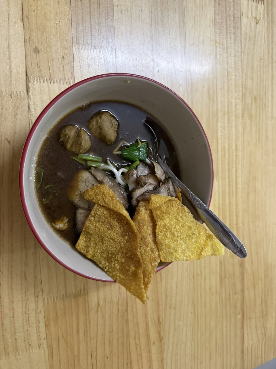 Perjalanan Isi Perut di กรุงเทพ
Hidangan pertama: boat noodlee daging
Rasa sebijik mi celup
Bezanya yang ni kedua tersedap selepas satu mi celup yang makan kat KL (tak ingat nama tempat)
Kulit tauhu goreng dia sedap!
Pastu boleh pilih jenis mi yang kita nak
8.5/10