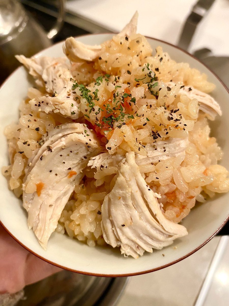 nnnchanpoyon's tweet image. これ美味すぎて騙されたと思ってやってみてほしい。米2合に鶏肉1枚、トマト1個、にんにくチューブ1cm、醤油大さじ1、塩とオリーブオイル小さじ1入れて炊くだけ。ほんとーーに美味しい