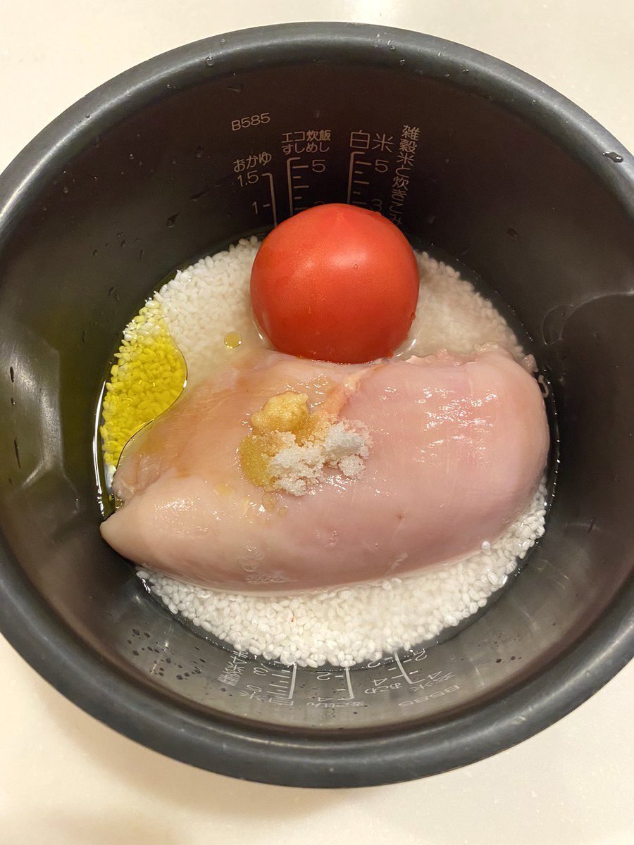 nnnchanpoyon's tweet image. これ美味すぎて騙されたと思ってやってみてほしい。米2合に鶏肉1枚、トマト1個、にんにくチューブ1cm、醤油大さじ1、塩とオリーブオイル小さじ1入れて炊くだけ。ほんとーーに美味しい