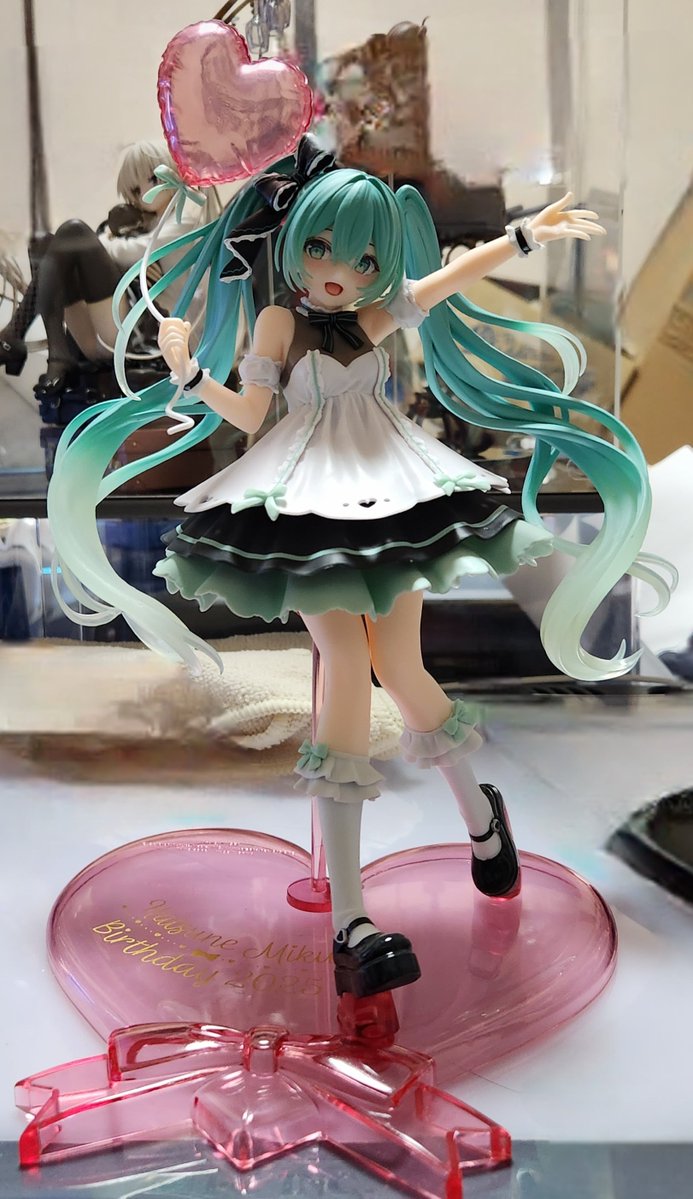 このミク、クレーンゲームで取れなくて諦めて帰ろうとしたら、後ろから声掛けられて「コレ良かったらいりますか?あと一手で取れる状態だったんですよ」とわざわざ追いかけて持って来てくれて、涙出るほど嬉しかった...!あの時のお兄さん、本当にありがとうございます🙏大切にしますぞ! 