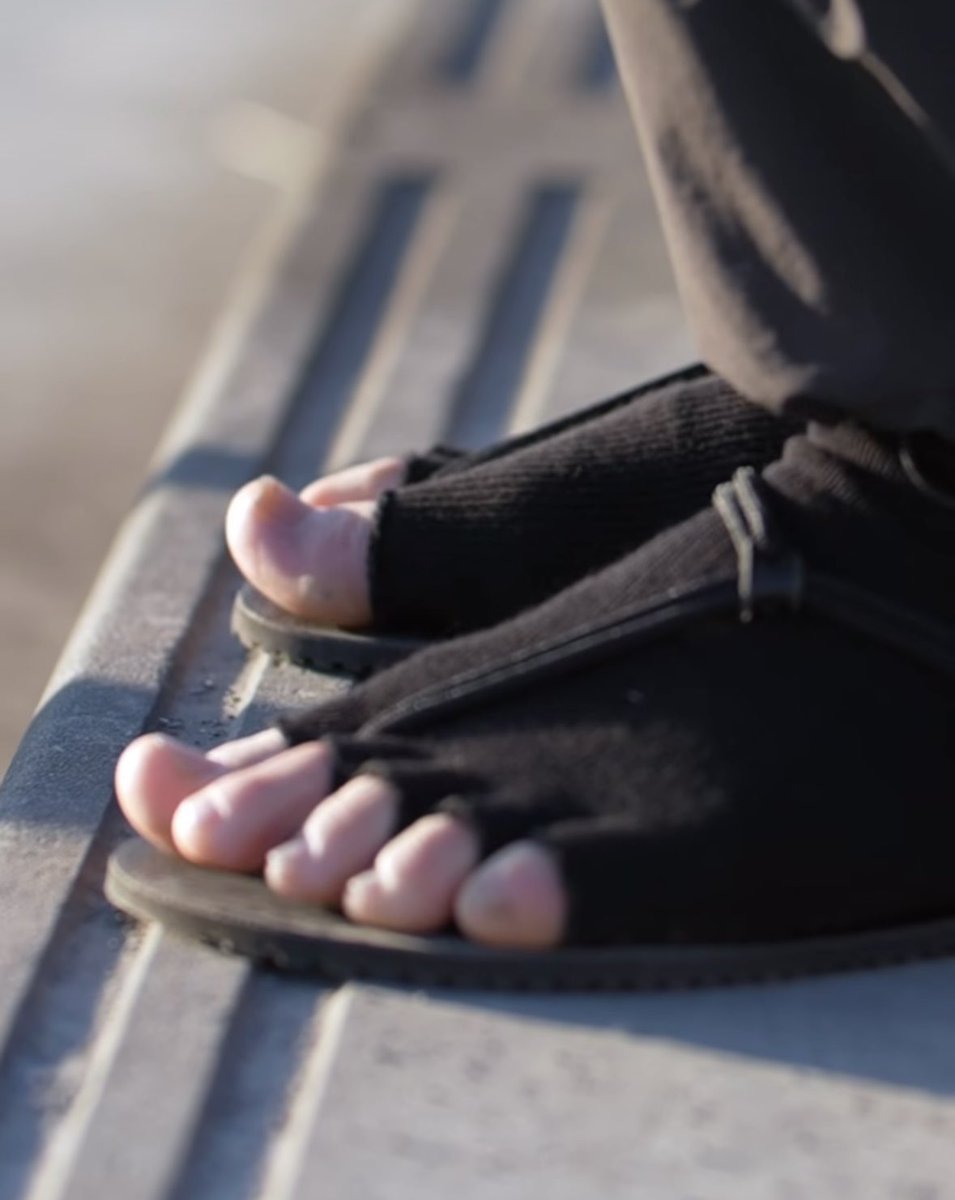 【冬でもBAREFOO(ベアフー)】

足袋ソックス × BAREFOO
冬でも、裸足感覚はつくれます🧦

足の筋肉を自然に使うことで、
足元からじんわり温かく🩴🍃

#ワラーチ