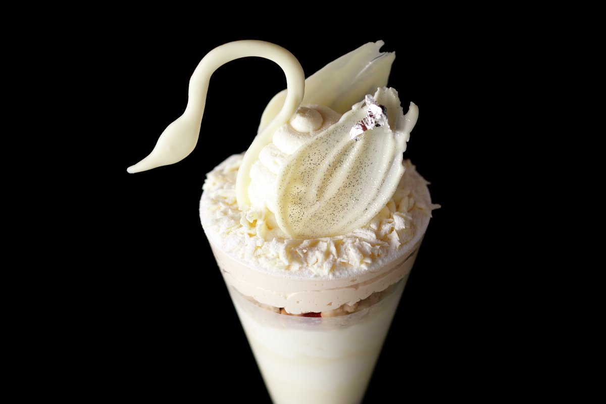 サロン・ド・カフェ ラゾーナ川崎店
白鳥に見立てた純白のチョコレートパフェ🦢

昨年、ご好評をいただいたバレンタインパフェを今年もご用意しました👨‍🍳
チョコレートの本場ベルギーを代表するベルコラーデ社のクーベルチュールホワイトを使ったパフェです🍨

詳細はこちら▽
parlour.shiseido.co.jp/shoplist/lazon…