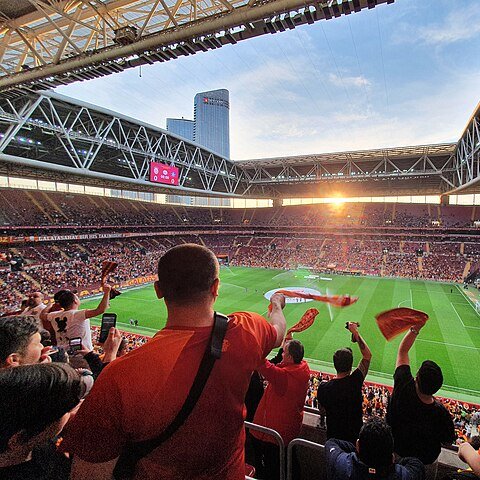 GlobalStatsX's tweet image. 🔥⚽ Europe’s Most Fanatical Football Fans  
(GiveMeSport Rankings)

1. 🇩🇪 Borussia Dortmund
2. 🇬🇧 Celtic
3. 🇹🇷 Galatasaray
4. 🇷🇸 Red Star Belgrade
5. 🇫🇷 Marseille
6. 🇮🇹 Napoli
7. 🇹🇷 Fenerbahçe
8. 🇬🇧 Liverpool
9. 🇬🇧 Leeds United
10. 🇸🇨 Rangers
11. 🇷🇸 Partizan Belgrade
12. 🇬🇷 AEK…