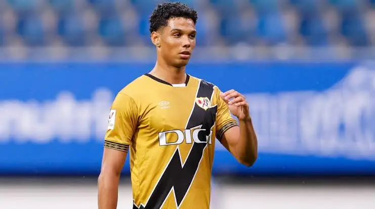 Etienne Eto'o se marcha al <a href="/VillarrealCF/">Villarreal CF</a>. Desvela <a href="/__AngelGarcia__/">Cazurreando</a> que el <a href="/RayoVallecano/">Rayo Vallecano</a> cortará su cesión en el <a href="/CDMirandes/">Club Deportivo Mirandés</a> para pasar a jugar en el filial del equipo villarrealense de #PrimeraFederacion