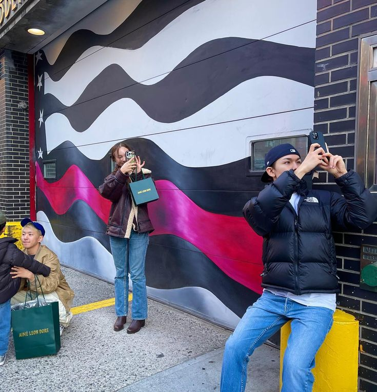 cheolhanglazer's tweet image. chwe siblings taking pictures and then there's hoshi 😭