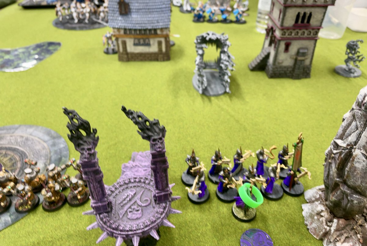 waryanman's tweet image. 本日も月例のAoSブートキャンプ。
いきなり主戦力のブラックタロンズが全滅。アエルフ弓隊も半壊💦
まあたまにはこんな日もあるさー
#ウォーハンマー