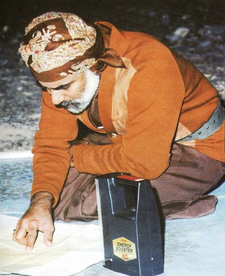 لقد جئتَ و الأرضُ تراب 
و غادرت و الأرضُ قصر العلم
#قابوس_في_قلوبنا