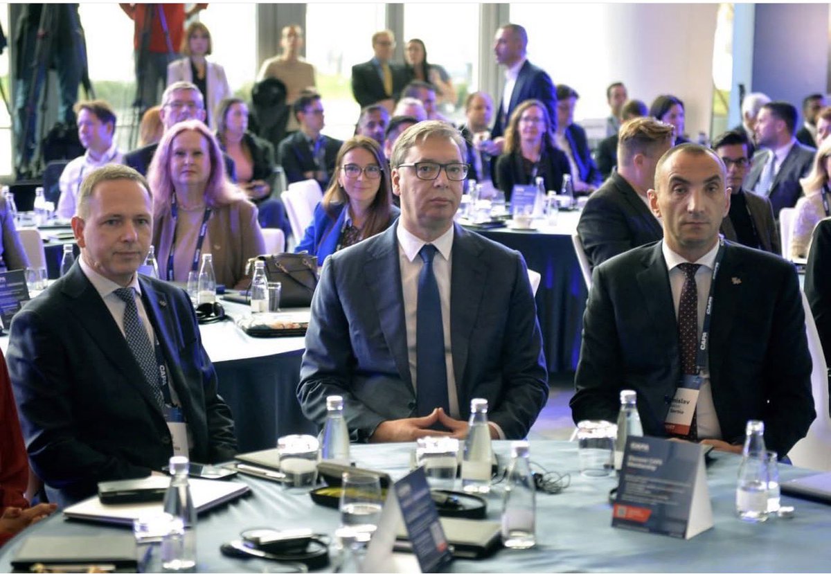 А у Лозници и Бранислав Маловић. 

Послао их све …