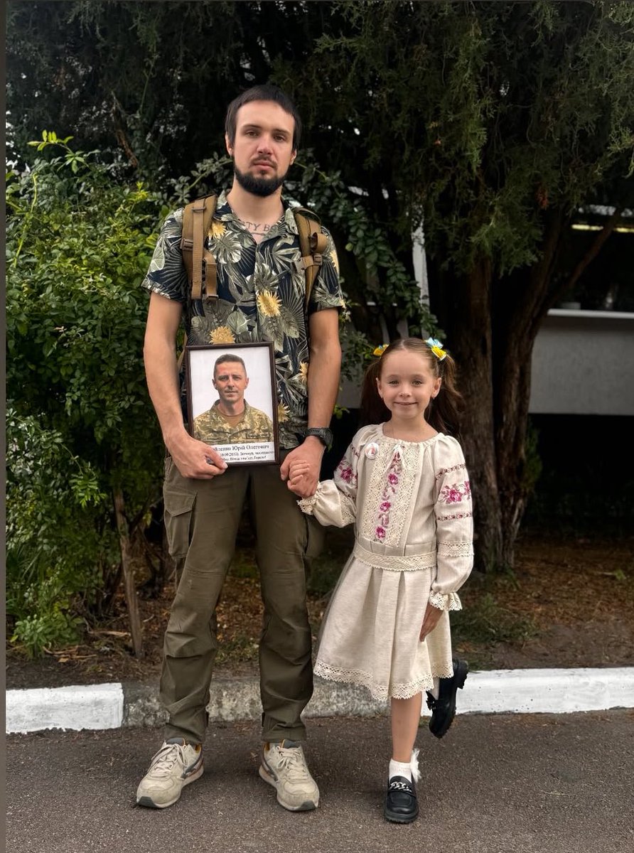 Ви могли бачити це фото у 2024 році. Це Сергій вирвався на один день з боячок, щоб повести доньку загиблого друга у перший клас. 
Я не знаю добрішої людини. Допоможіть врятувати його.