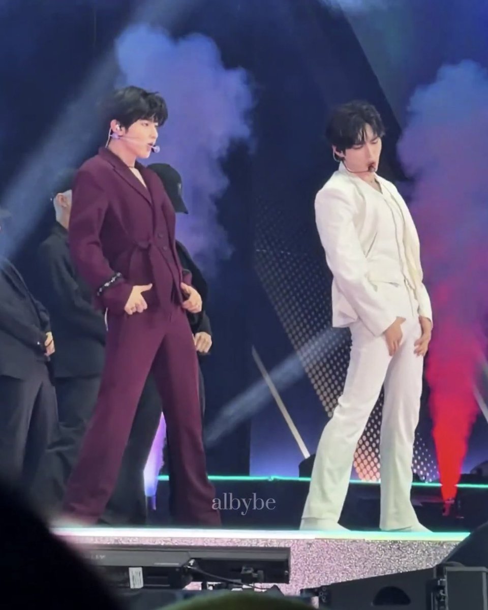 neulwife's tweet image. the difference in their hand placements…i feel dizzy