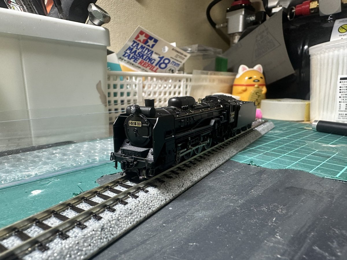 BBY013's tweet photo. 秋葉原に行った時にふらっと買ってしまったD51
ナンバープレート付けるだけでSL感増しますねぇ🤤

一緒に置いてあったC62のゆうづる牽引機も買っておけばよかったと後悔🥲 https://t.co/lQ5pIt1MMB
