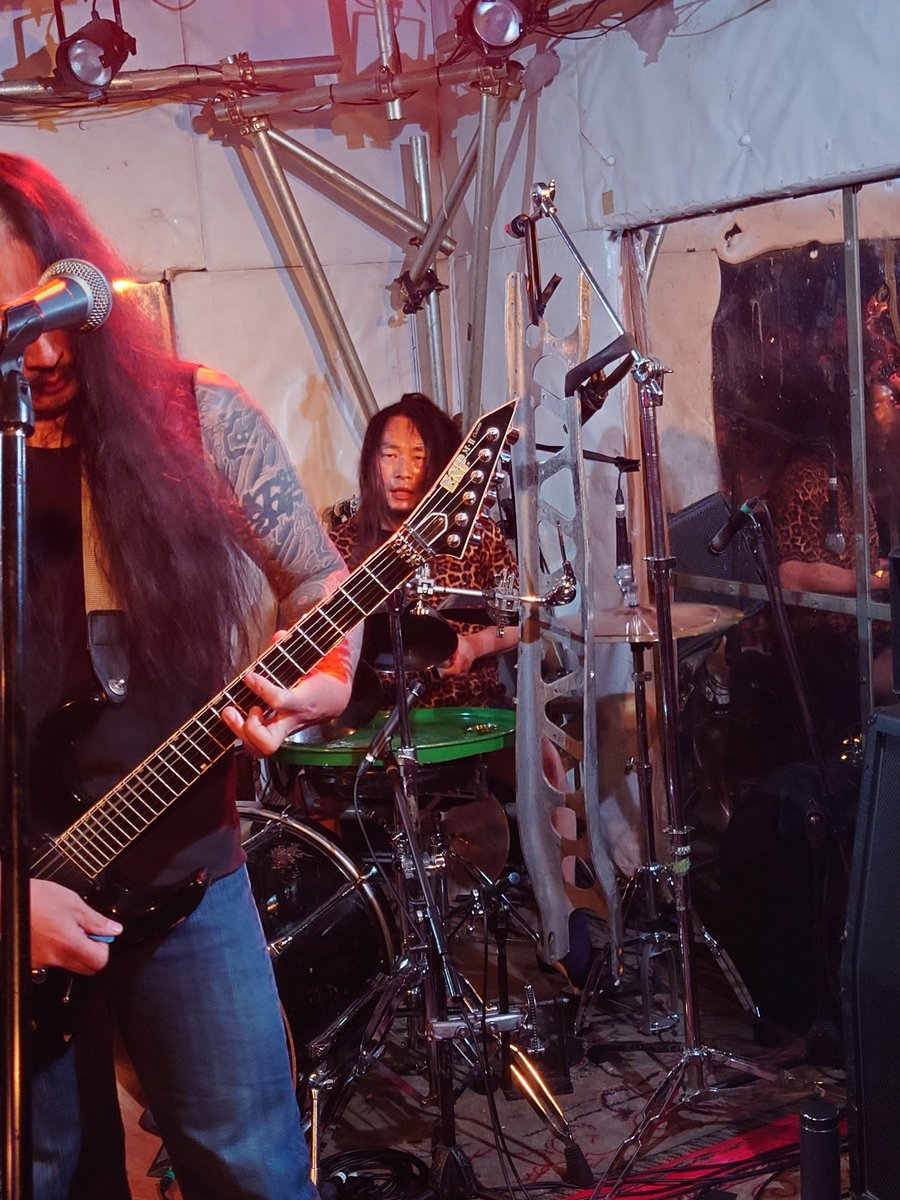 久しぶりに観るBirushanah、ドラムとベース抜けて(ベースは新しい人？)どうなんやろってなってたけど何なら今まで観てきた中で一番良かった！メタパーとドラムを合体させてベースがめちゃくちゃ主張強かったからなのか、俺がずっとyoutubeで漁って観てきた初期の頃の雰囲気があって最高の音してた