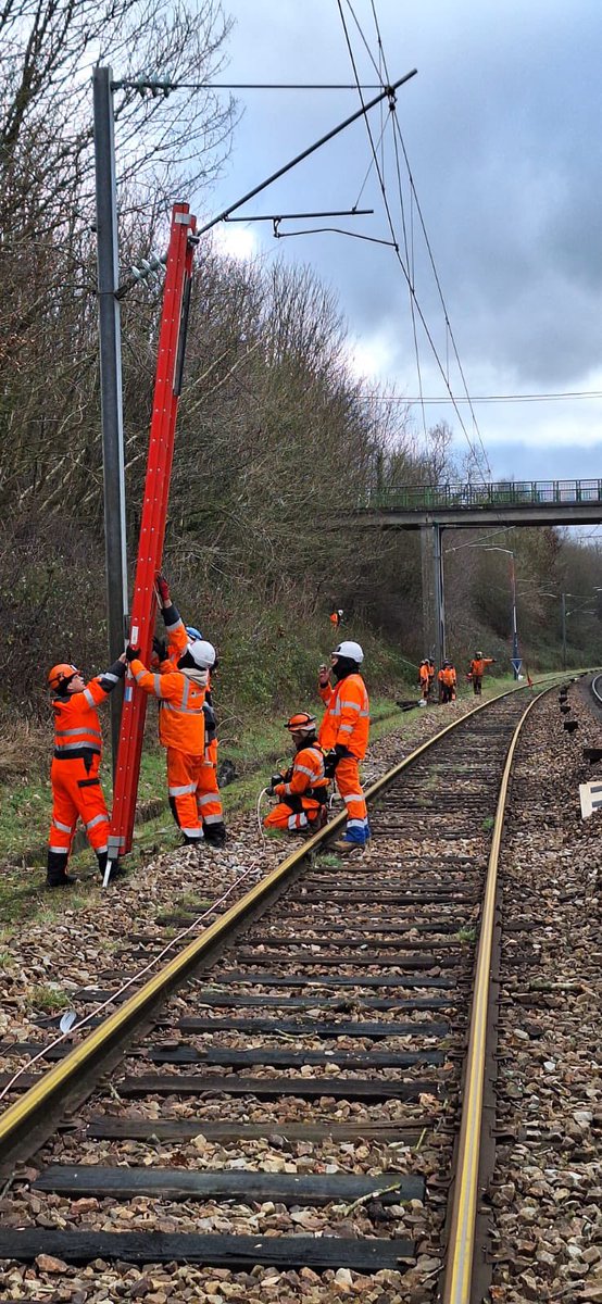 Les agents <a href="/SNCFReseau/">SNCF Réseau</a> poursuivent leurs interventions pour réparer les caténaires arrachées et permettre à nouveau l’alimentation électrique des trains TER <a href="/train_nomad/">SNCF NOMAD TRAIN</a> C’est le cas en ce moment même près de Cherbourg et entre Motteville et Buchy.