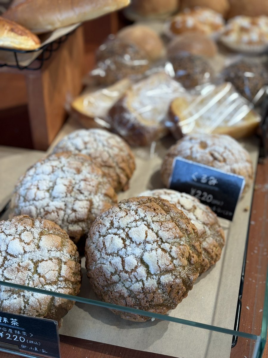 fra_cafe's tweet photo. 🥨: natural bread nature
📍: 岡山県岡山市北区大元駅前１０−２１
🅿️: あり
🆖: 水曜日
👛: 200〜300円
💬: シフォン��ーキで有名なお店が昨年10月にパン屋さんをオープン！看板商品のメロンパンを中心に、無添加のパンがリーズナブルな価格で並んでいます。フォカッチャがもちもちで美味しかった😋 https://t.co/DoMa0eoxQF