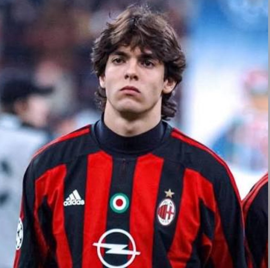 Como_Tanka's tweet image. Maluco ganhou bola de ouro e era considerado “estrela” numa época que o futebol tinha atletas como Henry, Eto’o, Pavel Nedved, Beckham, Lampard, Cristiano Ronaldo, Maldini, Rooney, Ronaldinho, Zidane, Shevchenko, Ibrahimovic, Pirlo, etc…

Kaká é subestimado demais até hoje.