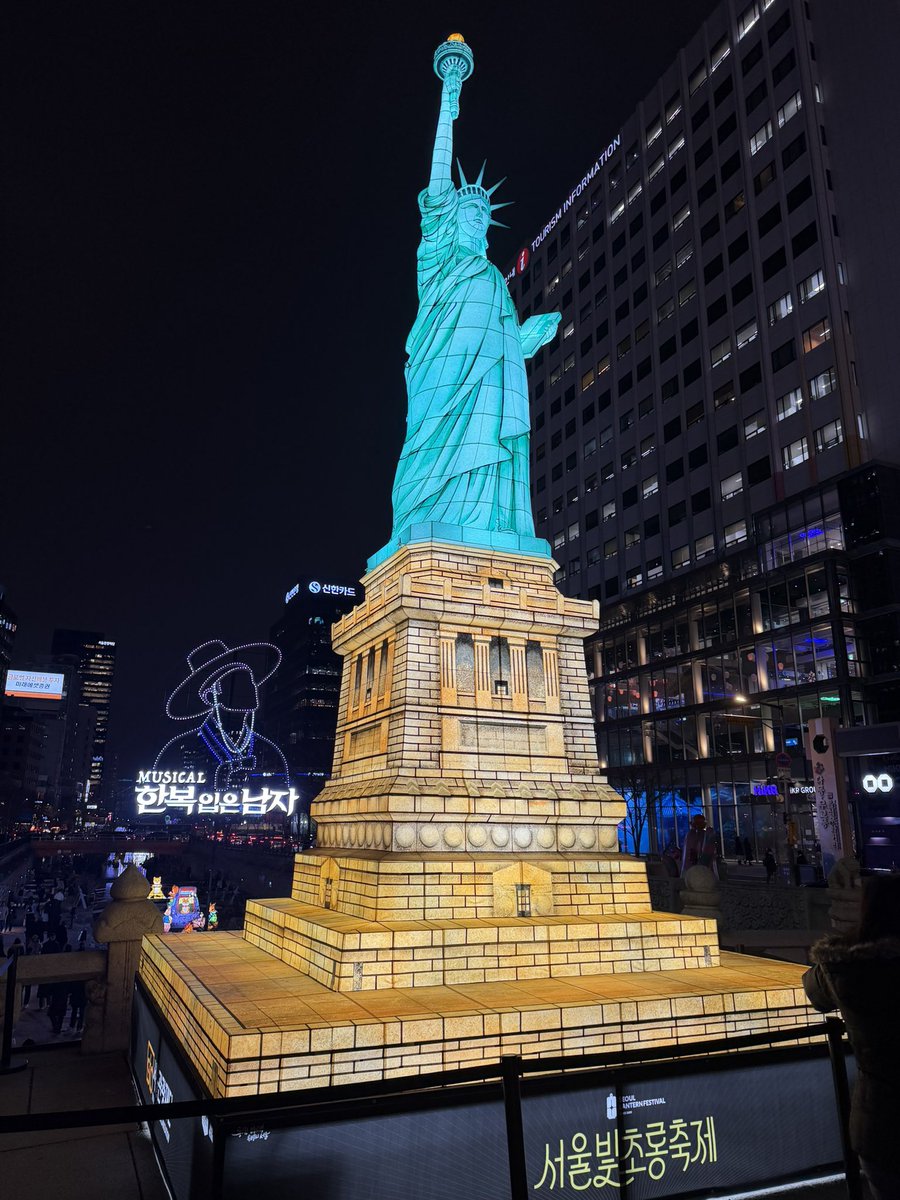 Cookiemanman's tweet image. river walks in korea are so nice 🥰