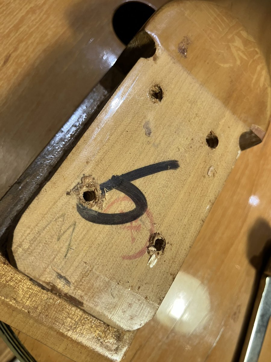 sunold_things's tweet image. Honeyのネックを外したら番号が出てきた❗️
6? 9? M? …
これは69年製ということなのでしょうか❓🤔
#Honey #ビザールギター #フルアコ #エレキギター